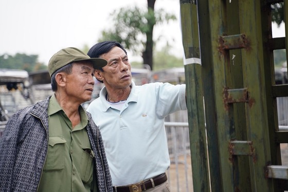 Hàng trăm thương binh đội mưa xếp hàng để đăng ký mua vé trận Việt Nam-Thái Lan ảnh 8 Hàng trăm thương binh đội mưa xếp hàng để đăng ký mua vé trận Việt Nam-Thái Lan ảnh 8