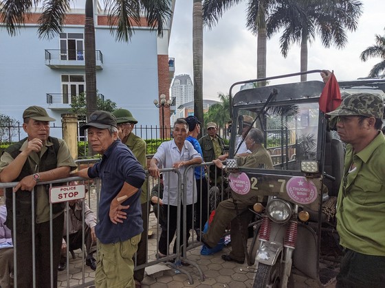 Hàng trăm thương binh đội mưa xếp hàng để đăng ký mua vé trận Việt Nam-Thái Lan ảnh 4 Hàng trăm thương binh đội mưa xếp hàng để đăng ký mua vé trận Việt Nam-Thái Lan ảnh 4