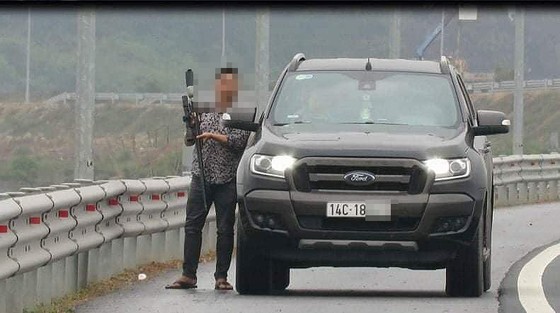 Dừng xe trên cao tốc để bắn chim, tài xế ô tô bị xử phạt ảnh 1