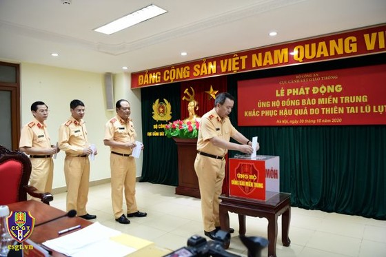 Cán bộ, chiến sĩ CSGT tham gia ủng hộ đồng bào miền Trung khắc phục bão lũ ảnh 1