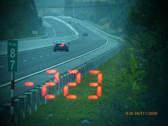 Xử phạt xe BMW chạy hơn 200km/h trên cao tốc Bắc Giang - Lạng Sơn ảnh 1