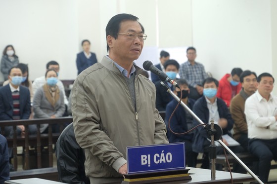 Vắng 3 bị cáo, hoãn phiên toà xét xử ông Vũ Huy Hoàng ảnh 7
