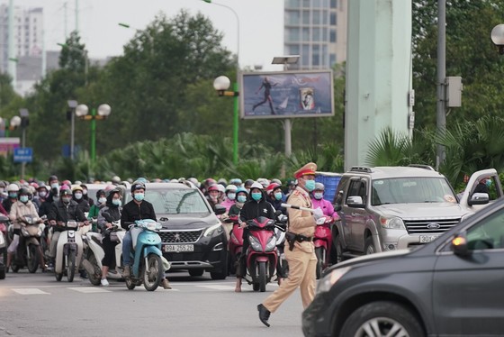 Học sinh Hà Nội đi học trở lại, giao thông ùn ứ cục bộ ảnh 18