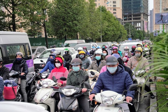 Học sinh Hà Nội đi học trở lại, giao thông ùn ứ cục bộ ảnh 20