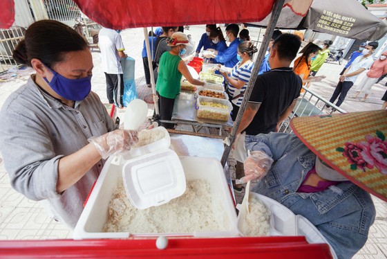 Suất cơm “0 đồng” cho người nghèo ở Hà Nội ảnh 3