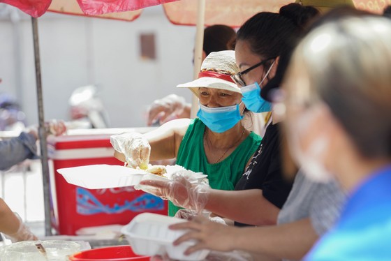 Suất cơm “0 đồng” cho người nghèo ở Hà Nội ảnh 10