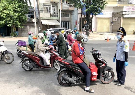 Từ 6 giờ ngày 22-8, công dân bắt buộc khai báo di chuyển nội địa qua chốt cửa ngõ Hà Nội
