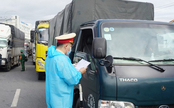 Xe vận tải “luồng xanh” chủ động khai báo y tế từ 22 giờ hôm nay tại 25 tỉnh, thành phố phía Nam