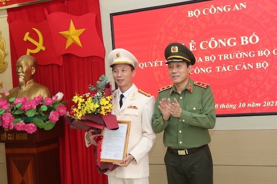 Thứ trưởng Lương Tam Quang trao quyết định điều động Đại tá Vũ Hoài Bắc giữ chức Cục trưởng Cục An ninh điều tra, Bộ Công an. Ảnh: CAND