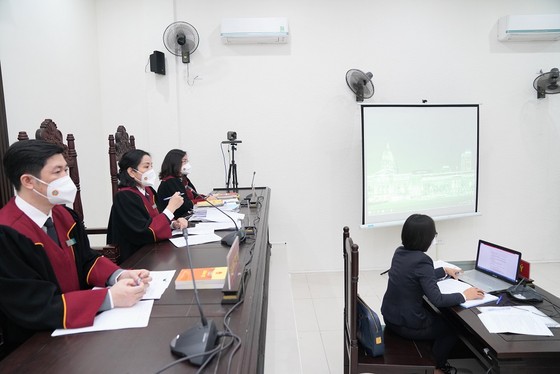 Hình ảnh phiên tòa xét xử trực tuyến được truyền trực tiếp tới 30 quận, huyện tại Hà Nội ảnh 2 Hình ảnh phiên tòa xét xử trực tuyến được truyền trực tiếp tới 30 quận, huyện tại Hà Nội ảnh 2