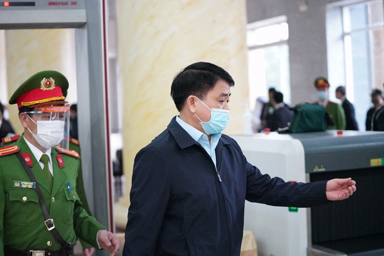Ông Nguyễn Đức Chung được dẫn giải tới tòa ảnh 8