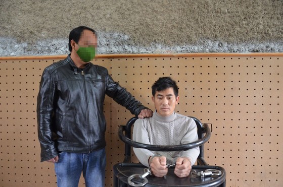 Giấu 99 bánh heroin và 1kg ma túy đá trong lốp xe ô tô ảnh 1