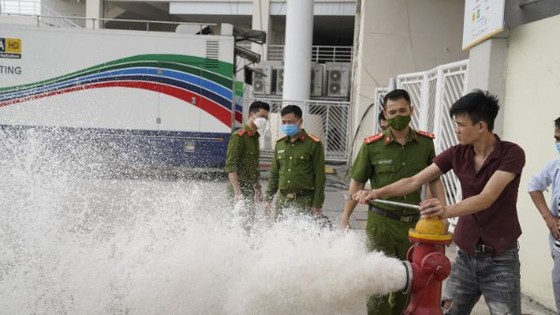 Kiểm tra phòng cháy trước trận chung kết bóng đá nam SEA Games 31 ảnh 2 Kiểm tra phòng cháy trước trận chung kết bóng đá nam SEA Games 31 ảnh 2