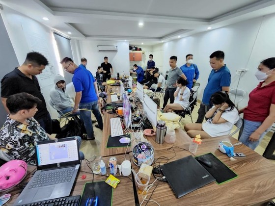 Gần 160.000 khách hàng vay tiền trong đường dây cho vay lãi nặng xuyên quốc gia ảnh 1