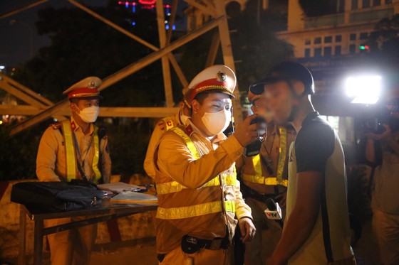 Hàng trăm trường hợp không chấp hành đo nồng độ cồn bị phạt 35 triệu đồng ảnh 1