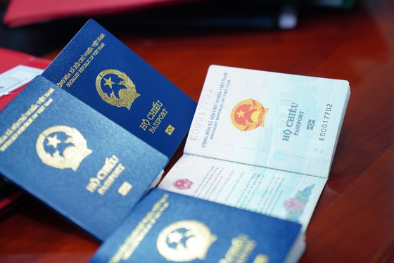 Cận cảnh mẫu hộ chiếu gắn chíp được cấp từ 1-3 ảnh 4