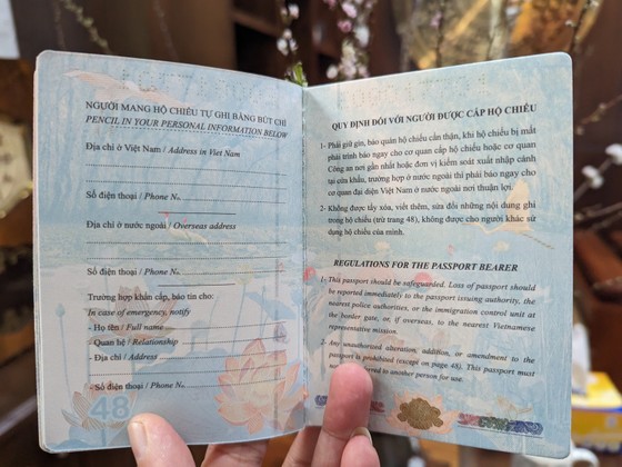 Cận cảnh mẫu hộ chiếu gắn chíp được cấp từ 1-3 ảnh 5