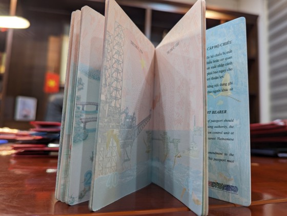Cận cảnh mẫu hộ chiếu gắn chíp được cấp từ 1-3 ảnh 9