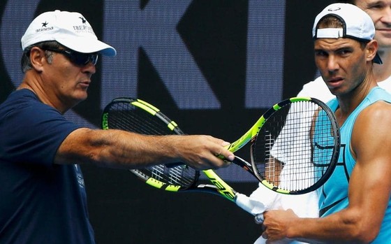 Toni Nadal (trái) tin rằng Nadal sẽ cân bằng 19 Grand Slam của Federer