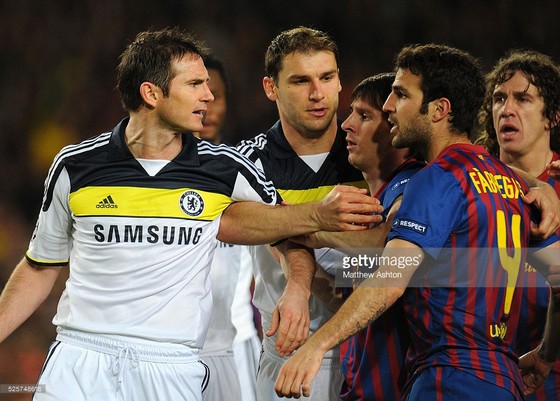 Có một thực tế, là Lampard (ngoài cùng bên trái) và Fabregas (áo số 4) chưa bao giờ ưa nhau