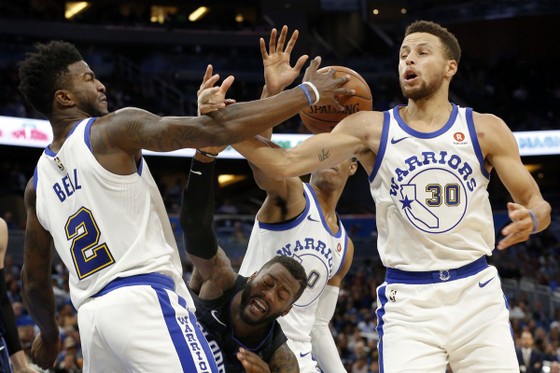 NBA 2017-2018 - Westbrook, Curry và James tỏa sáng giúp đội nhà giành chiến thắng ảnh 1