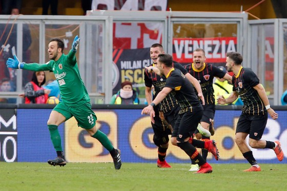 Alberto Brignoli ăn mừng bàn thắng lịch sử