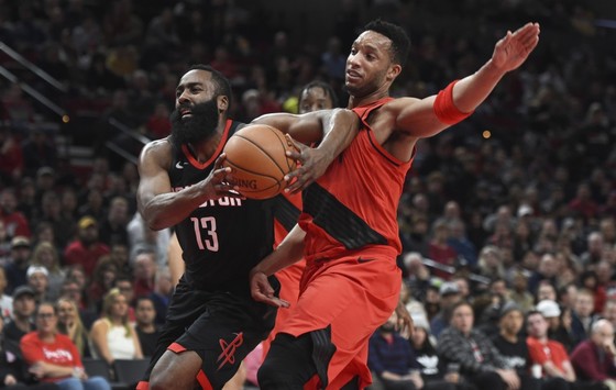 James Harden (trái) ghi được 48 điểm