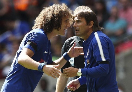 Antonio Conte (phải) nói ông không dối trá về tình trạng chấn thương của David Luiz