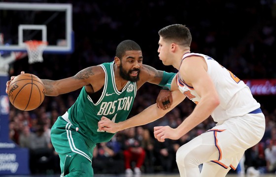 Kyrie Irving (trái) trong trận Celtics thua Knicks