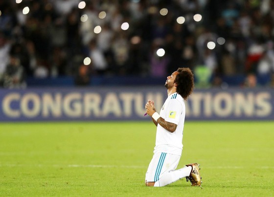 Sau mỗi bàn thắng, Marcelo đều hướng mắt lên trời để tưởng nhớ về ông nội Pedro