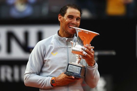 Nadal cắn chiếc cúp vô địch Rome Masters thứ 8