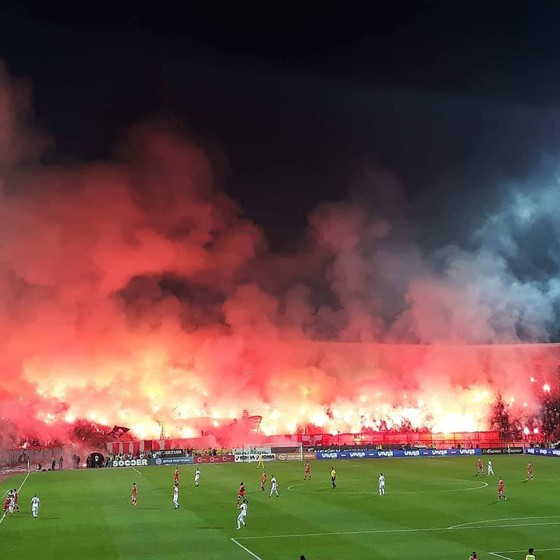 Ăn mừng ngôi vô địch thứ 28, CĐV Red Star… đốt xe buýt chở cầu thủ ảnh 3