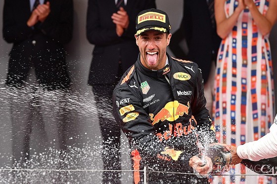 Daniel Ricciardo khui champagne mừng chiến thắng
