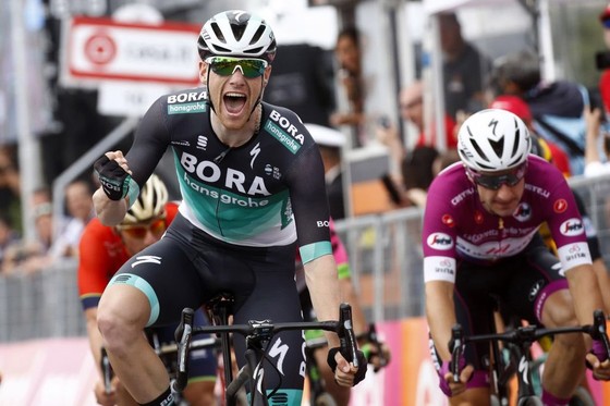 Giro d’Italia 2018: Bennett thắng chặng cuối, Froome“thống trị” cả 3 Grand Tour ảnh 1