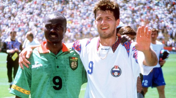 Oleg Salenko (phải) và Roger Milla sau trận đấu đáng nhớ hồi năm 1994