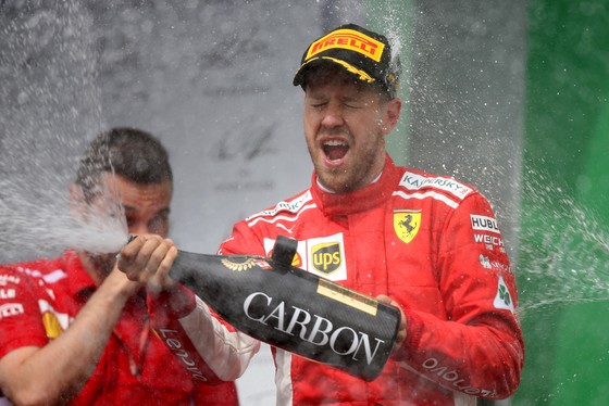 Sebastian Vettel khui champagne ăn mừng chiến thắng