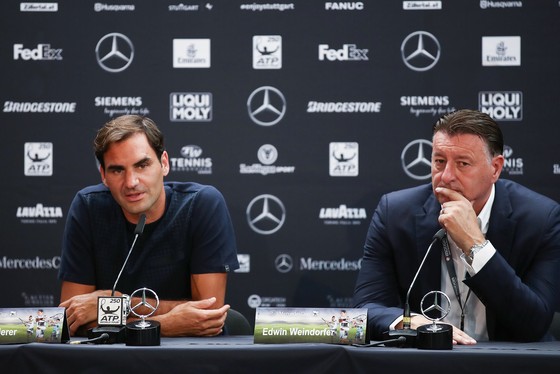 Roger Federer (trái) trong buổi họp báo trước giải