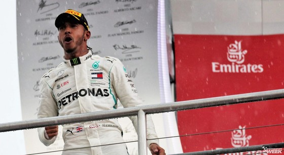 Lewis Hamilton ăn mừng chiến thắng phép màu