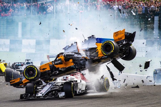 Pha tai nạn kinh hoàng giữa xe của Leclerc và Alonso