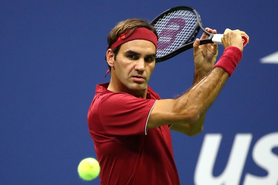 Roger Federer "bay lượn" trên sân Trung tâm