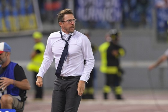 BÊN LỀ: Thắng play-off Champions League, cầu thủ bị CĐV… lột sạch quần áo ảnh 5