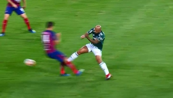 BÊN LỀ: Gerard Pique có thể… đi tù vì vi phạm luật giao thông ảnh 3