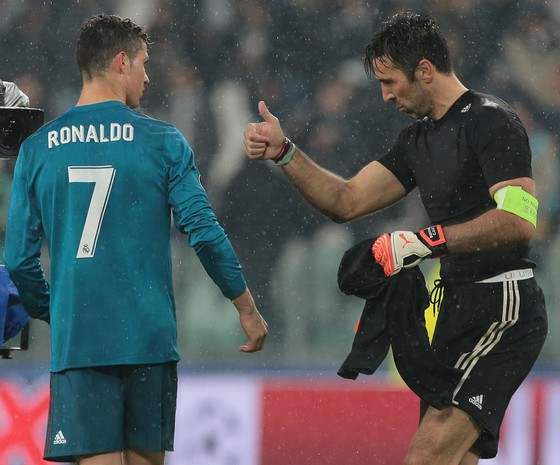 Ronaldo, Messi, Bale và Salah góp mặt trong 10 bàn thắng đẹp nhất 2018 ảnh 1