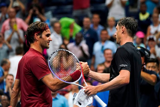 Federer (trái) đã phải nói lời tạm biệt US Open 2018