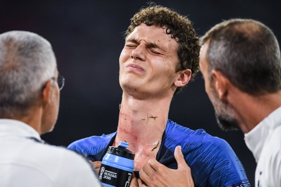 BÊN LỀ: Balotelli nhảy tưng tưng vì bị đồng đội chơi “ú òa” ảnh 3