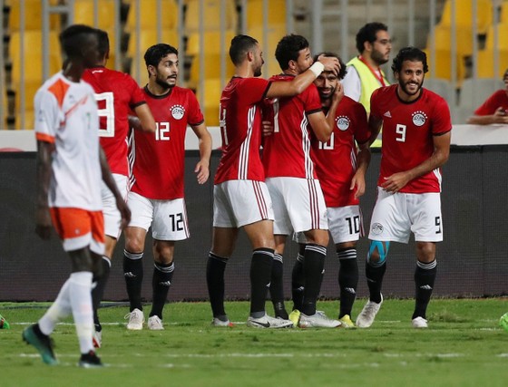Salah (số 10) trong vòng tay của các đồng đội tuyển Ai Cập