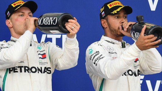 Lewis Hamilton (phải) và đồng đội Valtteri Bottas