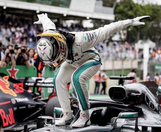 Hamilton trang trọng cúi đầu chào khán giả sau chiến thắng ở Sao Paulo