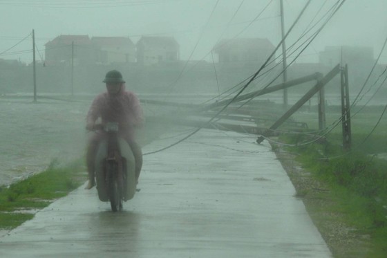 Bão hoành hành kinh hoàng, miền Trung ra sức chống chọi ảnh 19