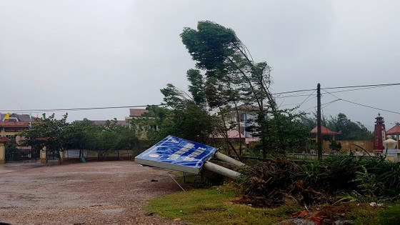 Bão hoành hành kinh hoàng, miền Trung ra sức chống chọi ảnh 30